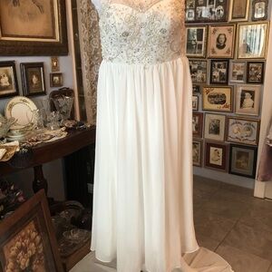 Beautiful Beyound Words Or Pictures White Wedding Dress Size Med. READ